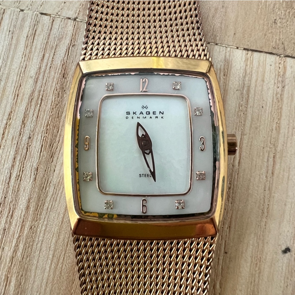 Skagen Denmark ladies rectangular rose gold tone dress watch NEW BATTERY